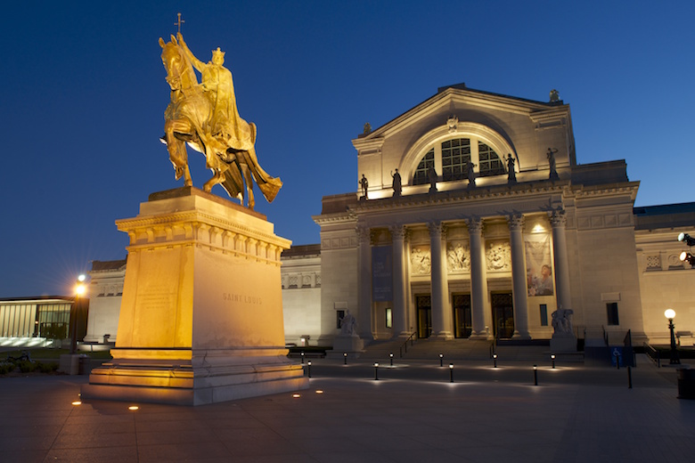 假设StLouis代表法国国王Louis九大像,坐在圣路易艺术博物馆前