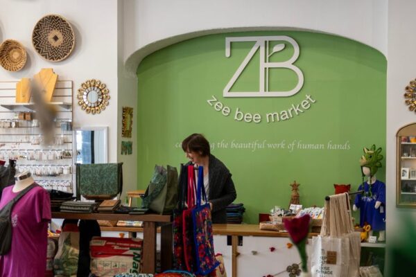 支持工匠社区公平交易Zee Bee市场销售来自世界37个国家的独有礼品